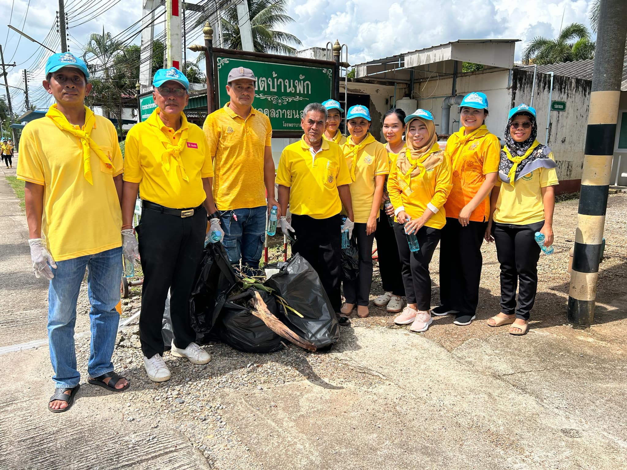 พนักงานองค์การบริหารส่วนตำบลสุโสะ เข้าร่วมกิจกรรมจิตอาสาปรับภูมิทัศน์  เนื่องในวันมหิดล (วันคล้ายวันสวรรคต สมเด็จพระมหิตลาธิเบศร อดุลยเดชวิกรม พระบรมราชชนก)
📍ณ โรงพยาบาลปะเหลียน หมู่ที่ 5 ตำบลท่าข้าม อำเภอปะเหลียน จังหวัดตรัง