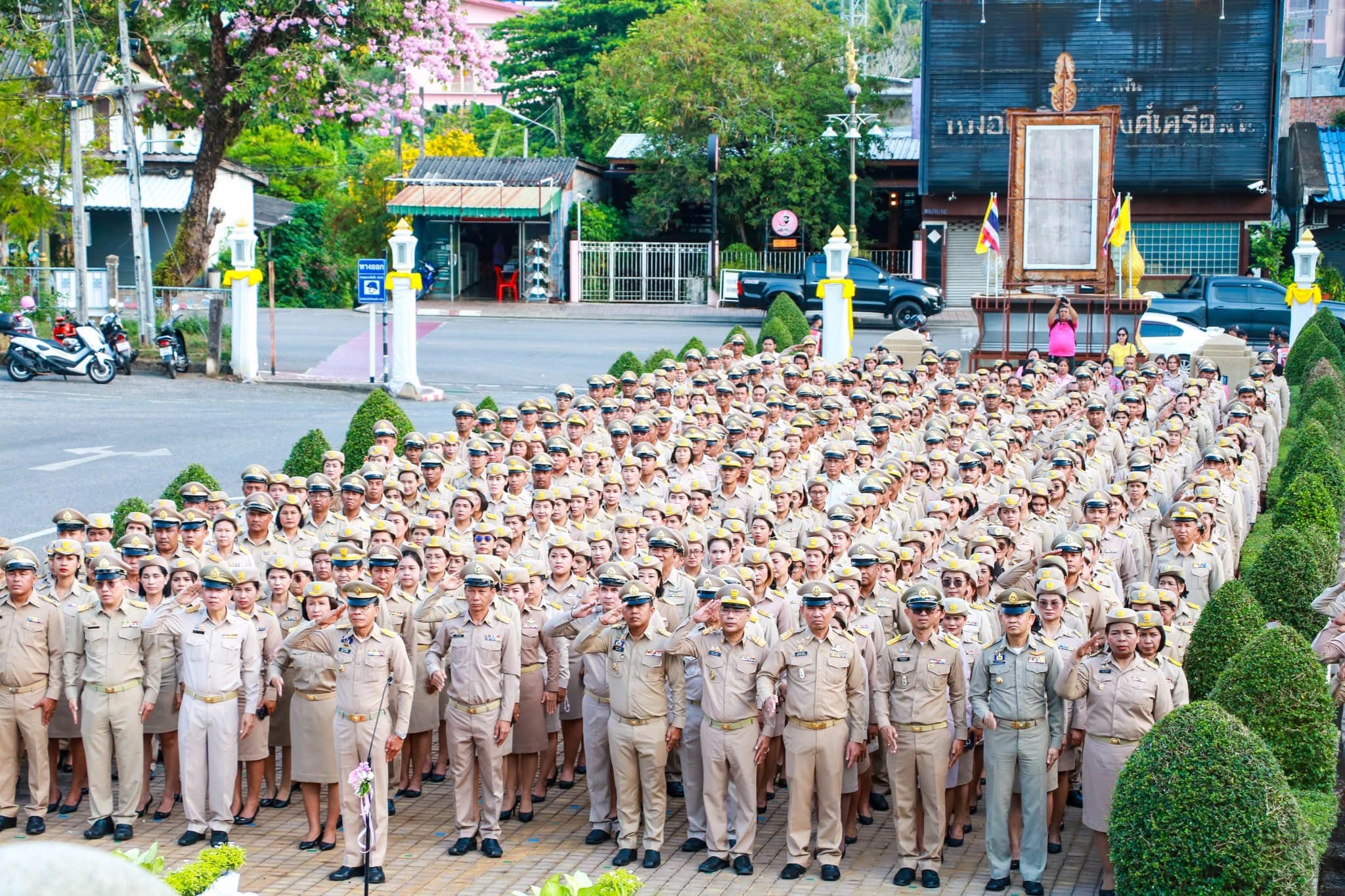 📣 ประชาสัมพันธ์องค์การบริหารส่วนตำบลสุโสะ 
พิธีถวายราชสักการะ และกล่าวถวายราชสดุดีพระบาทสมเด็จพระจุลจอมเกล้าเจ้าอยู่หัว เนื่องในวันท้องถิ่นไทย ประจำปี 2568
       วันอังคาร ที่ 18 มีนาคม 2568 เวลา 07.30 น. นายสมคิด รองเดช (นายก อบต.สุโสะ) มอบหมายให้คณะผู้บริหาร สมาชิกสภา อบต. ข้าราชการ พนักงาน อบต.สุโสะ ร่วมพิธีถวายราชสักการะ และกล่าวถวายราชสดุดีพระบาทสมเด็จพระจุลจอมเกล้าเจ้าอยู่หัว เนื่องในวันท้องถิ่นไทย ประจำปี 2568 ณ ลานพระบรมราชานุสาวรีย์ รัชกาลที่ 5 ตำบลทับเที่ยง อำเภอเมืองตรัง จังหวัดตรั